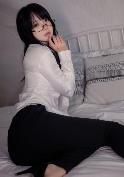 动漫八尺大人被吸乳视频